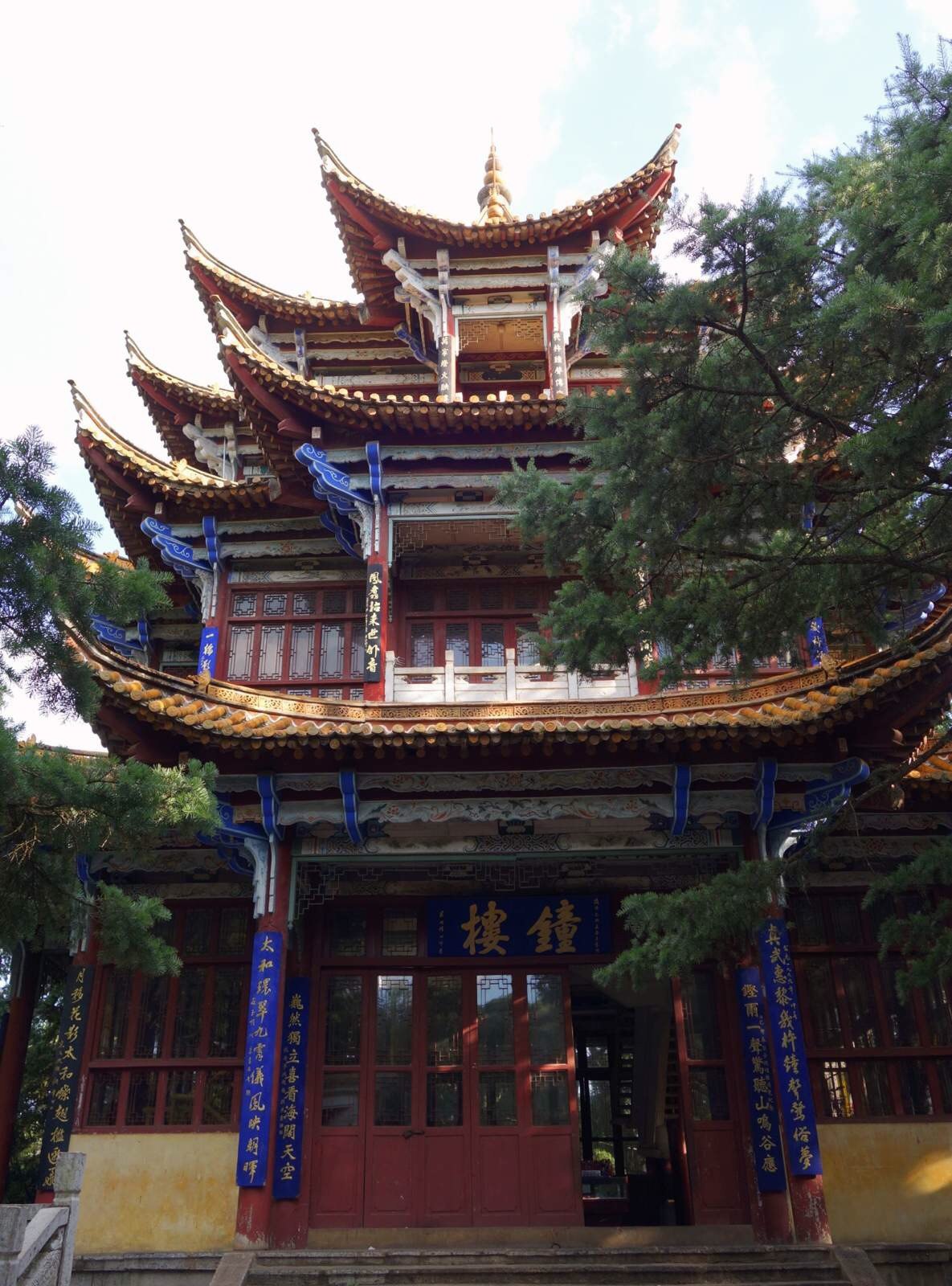 这就是钟楼,建于1984年,高29米.登高望远,美丽的春城尽收眼底. 金殿