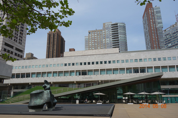 世界著名的茱莉亚音乐学院就在其隔壁.林肯艺术中心的位