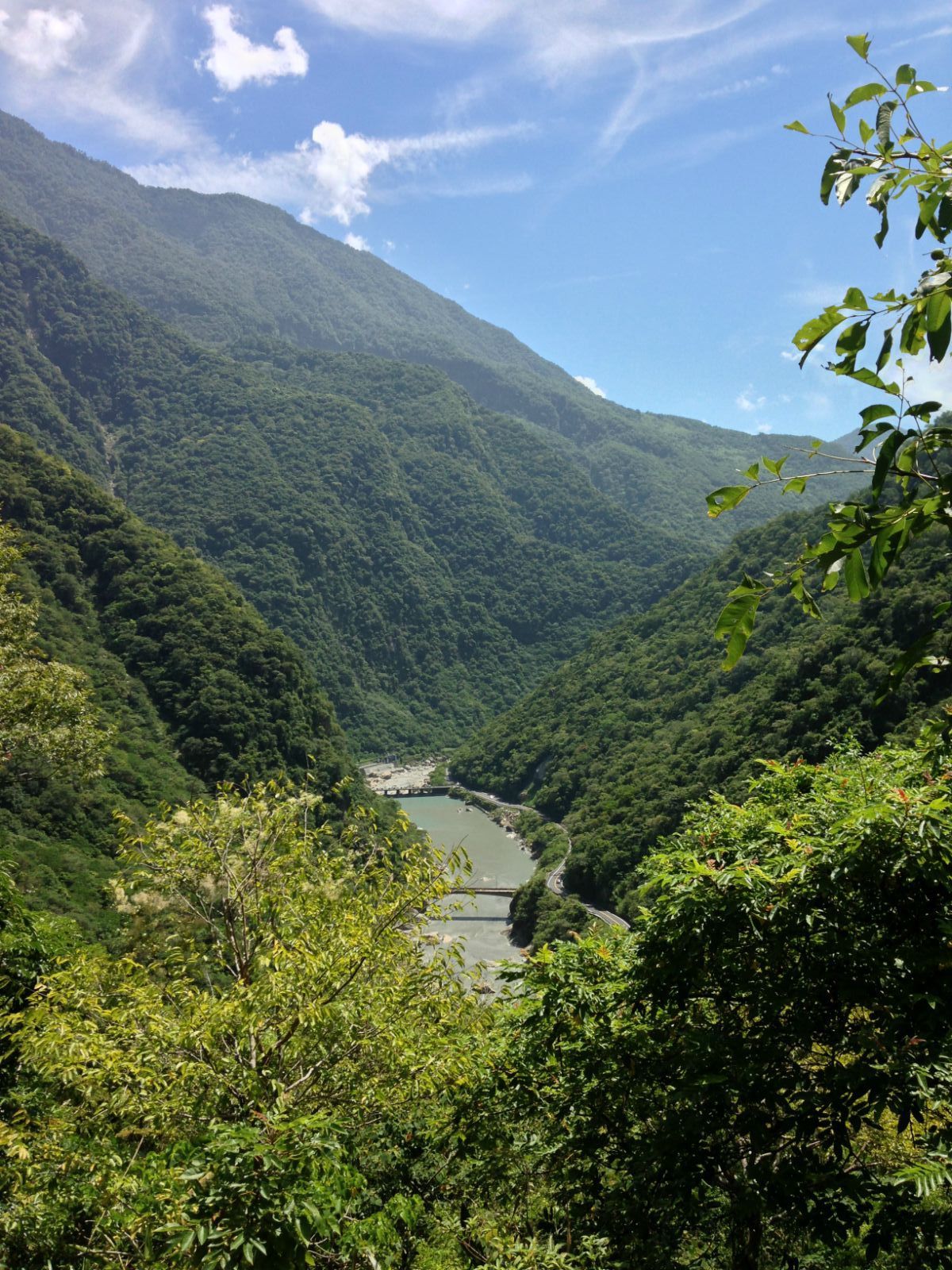 第二天吃过早饭,我们直下到布洛湾下台地(布洛湾分