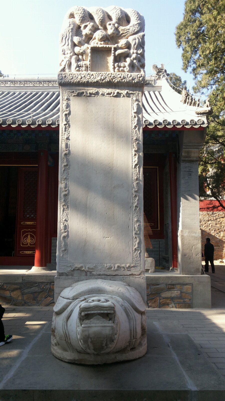 这是一块石碑,下面应该是龙之九子的其中一个儿子吧,但我不知道是哪个