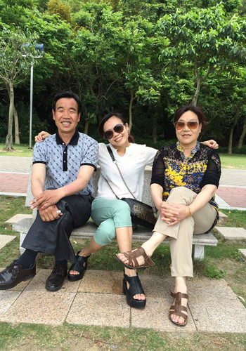 幸福的家人在一起 CggYGVbKsmCAa6-iAAchD03nQB4053_C_350_500_Q90.jpg
