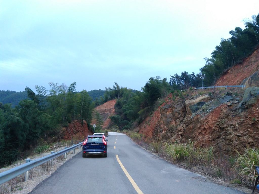 上面的线路攻略中说过,我们没有选择高速公路,而是沿著s205省道走.