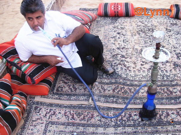 忙活了半天的司机完成任务,歇歇,呼噜噜地抽水烟.