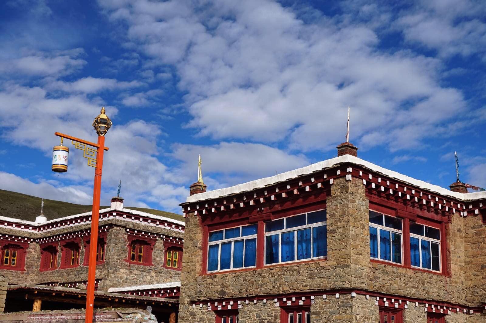 藏族特色的建筑 理塘卡子拉山