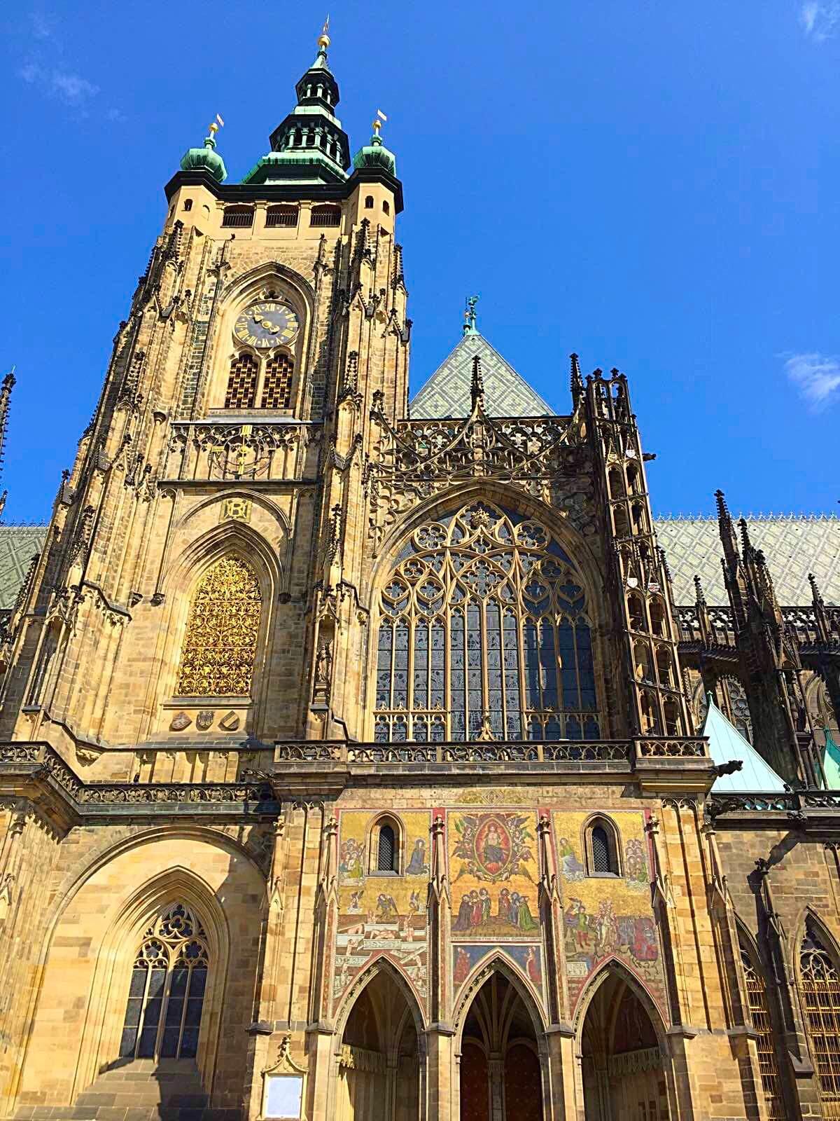 我们登上的就是最上方的那绿色的塔楼 起码有三十几层楼高 圣乔治大殿