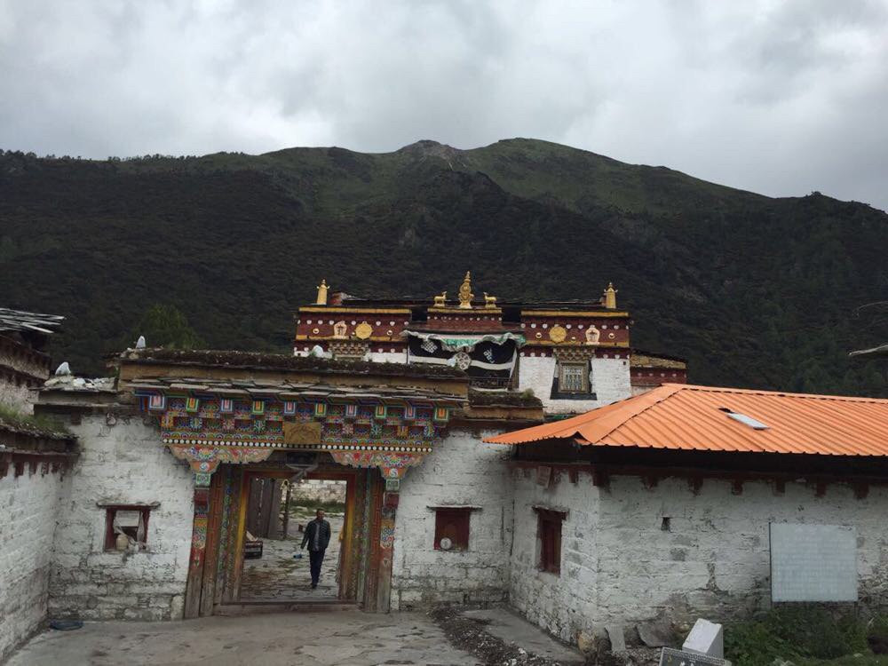 它沉睡在岁月的冰河,被时光遗忘,千万年来,日升日落,默默地守着自己