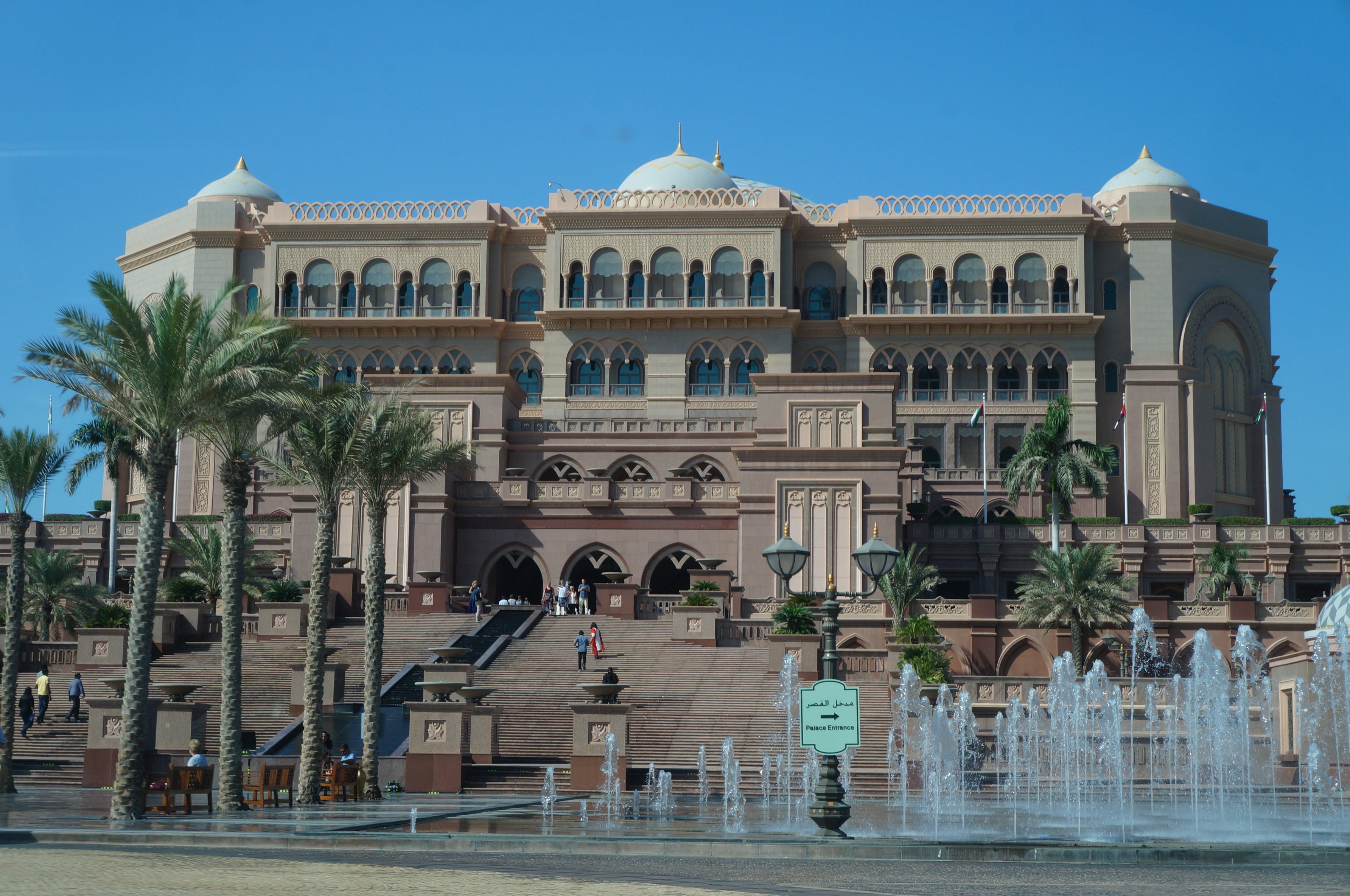 阿布扎比皇宫酒店是世上唯一的八星级酒店,一座从沙漠中拔地而起的