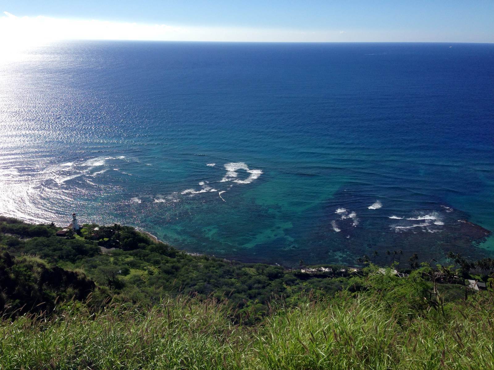 钻石山(diamond head)灯塔.海水中颜色偏深的就是珊瑚礁 钻石头山
