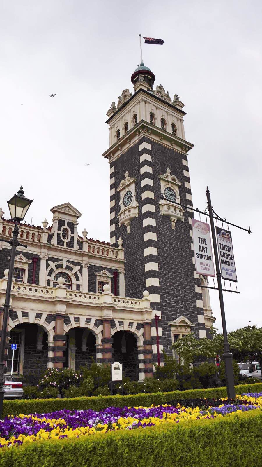 但尼丁火车站dunedin railway station竣工于1906年,采用了弗兰德复兴