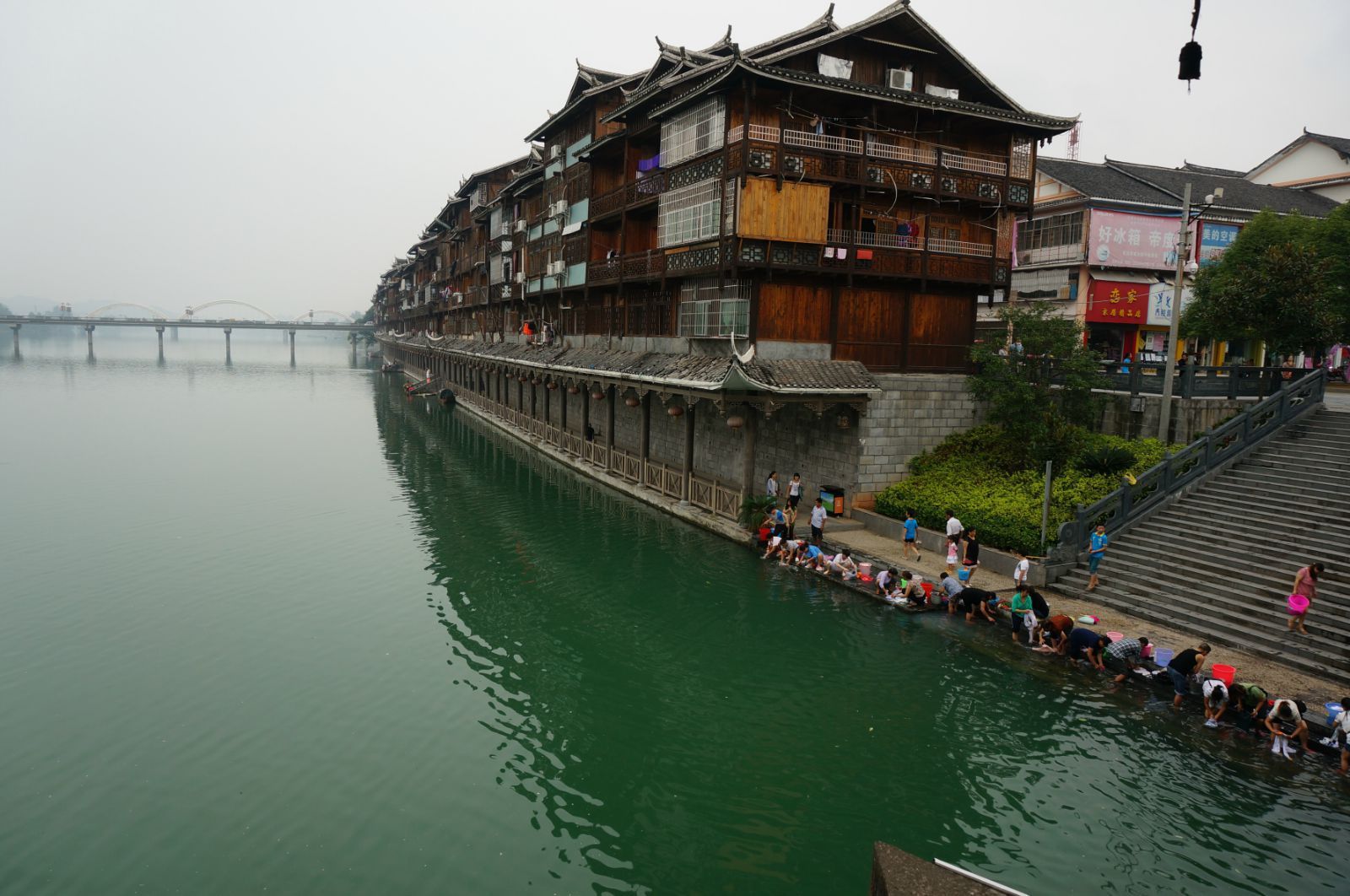 這就是剛剛走過的長廊和廊上的建築 龍津風雨橋