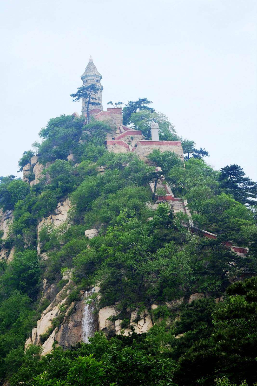 爬到山顶还是要费点周折的. 盘山