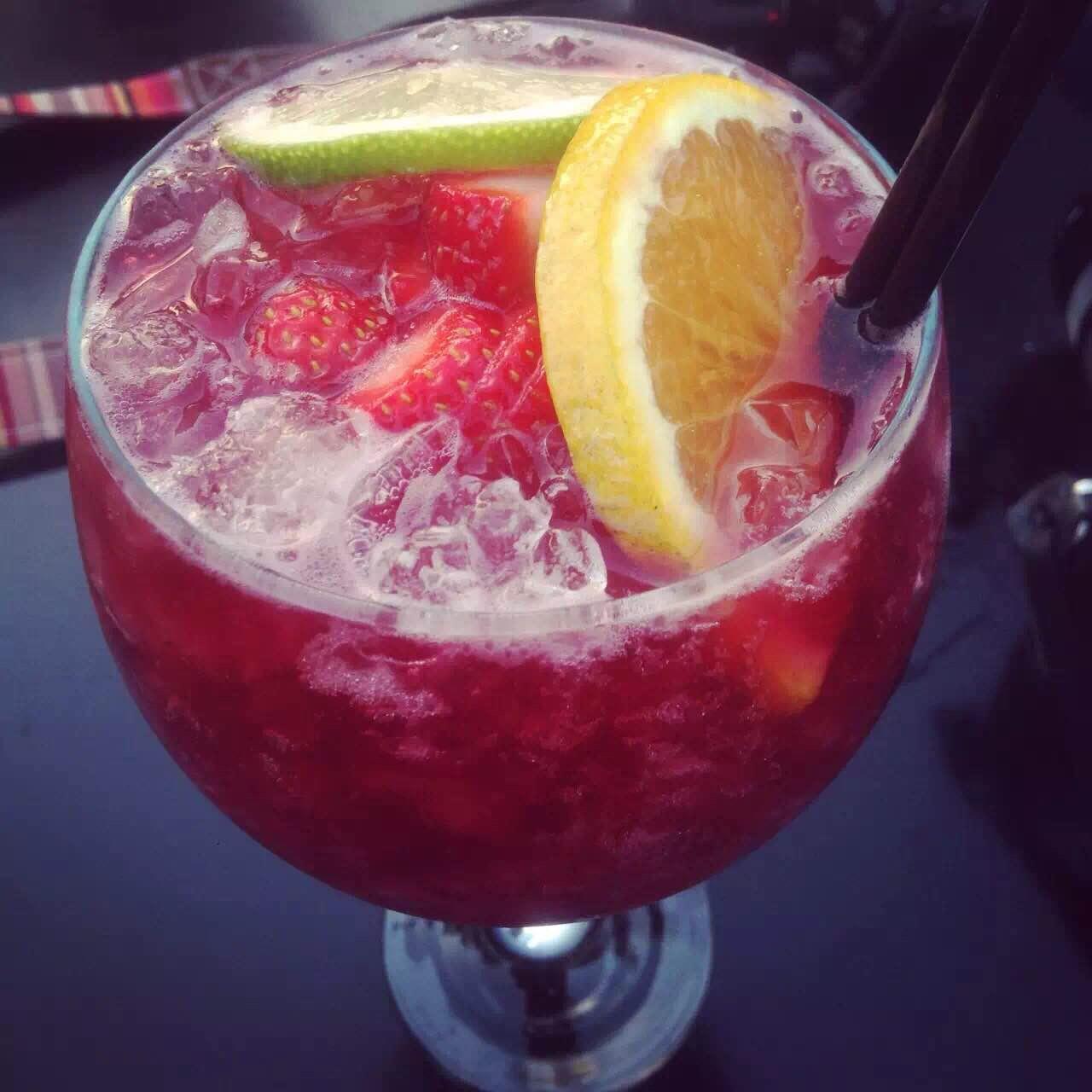 到了西班牙必喝的sangria,一种放草莓,苹果,柠檬的果酒,一杯下肚还是