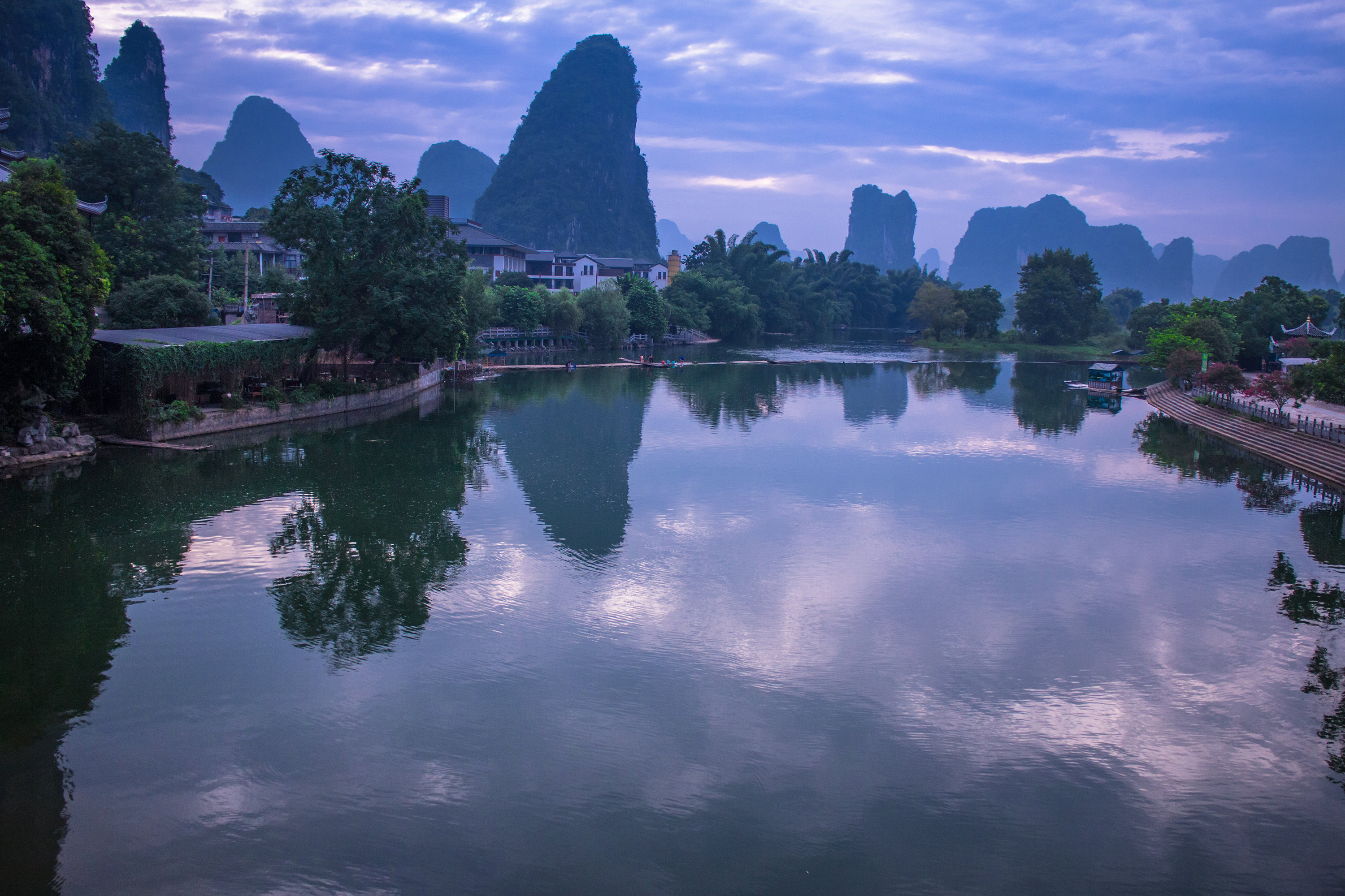 理由:白天跋山涉水,累的不亦乐乎,回归的你不放在西街逛一逛,吃在阳朔