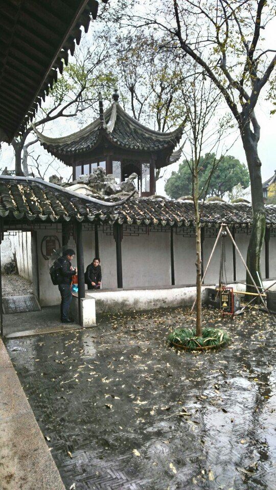 "宜两亭"它踞于中园和西园分界的云墙边,白居易有诗:"明月好同三径夜