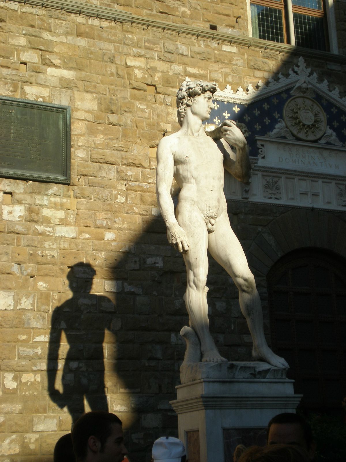 牧童出身的大卫挺身而出,用放牧时打死过狮子和熊的投石机把非列士的