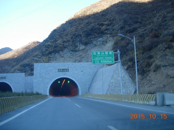 早上从西宁市出发,上宁贵高速在塔尔寺转101省道前往贵德县,翻越海拔