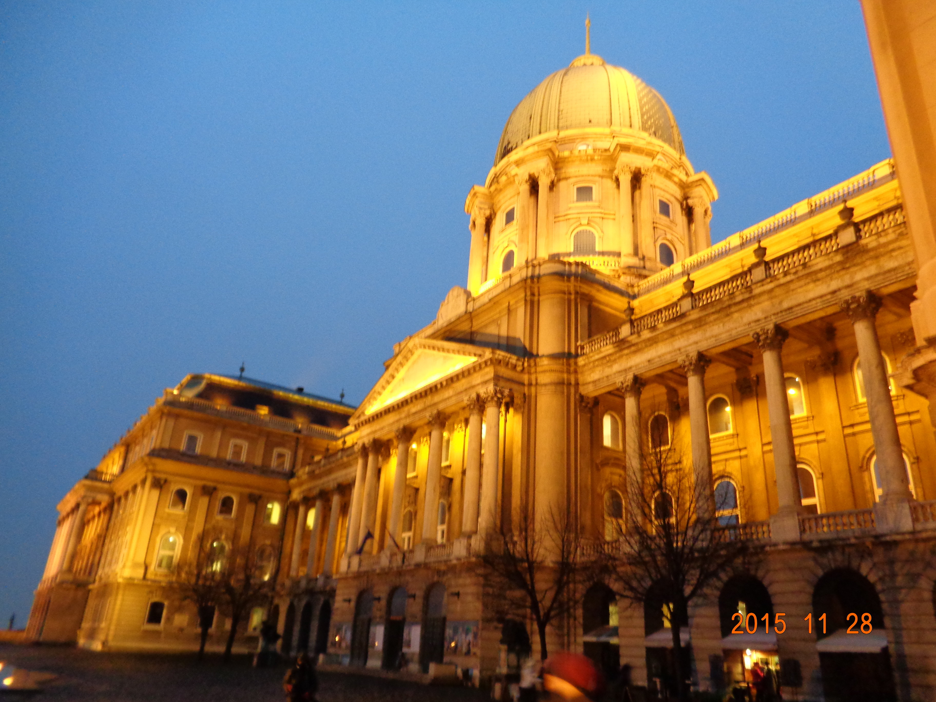 灯光下壮丽的奥匈帝国匈牙利皇宫.世界遗产布达城堡山. 布达皇宫