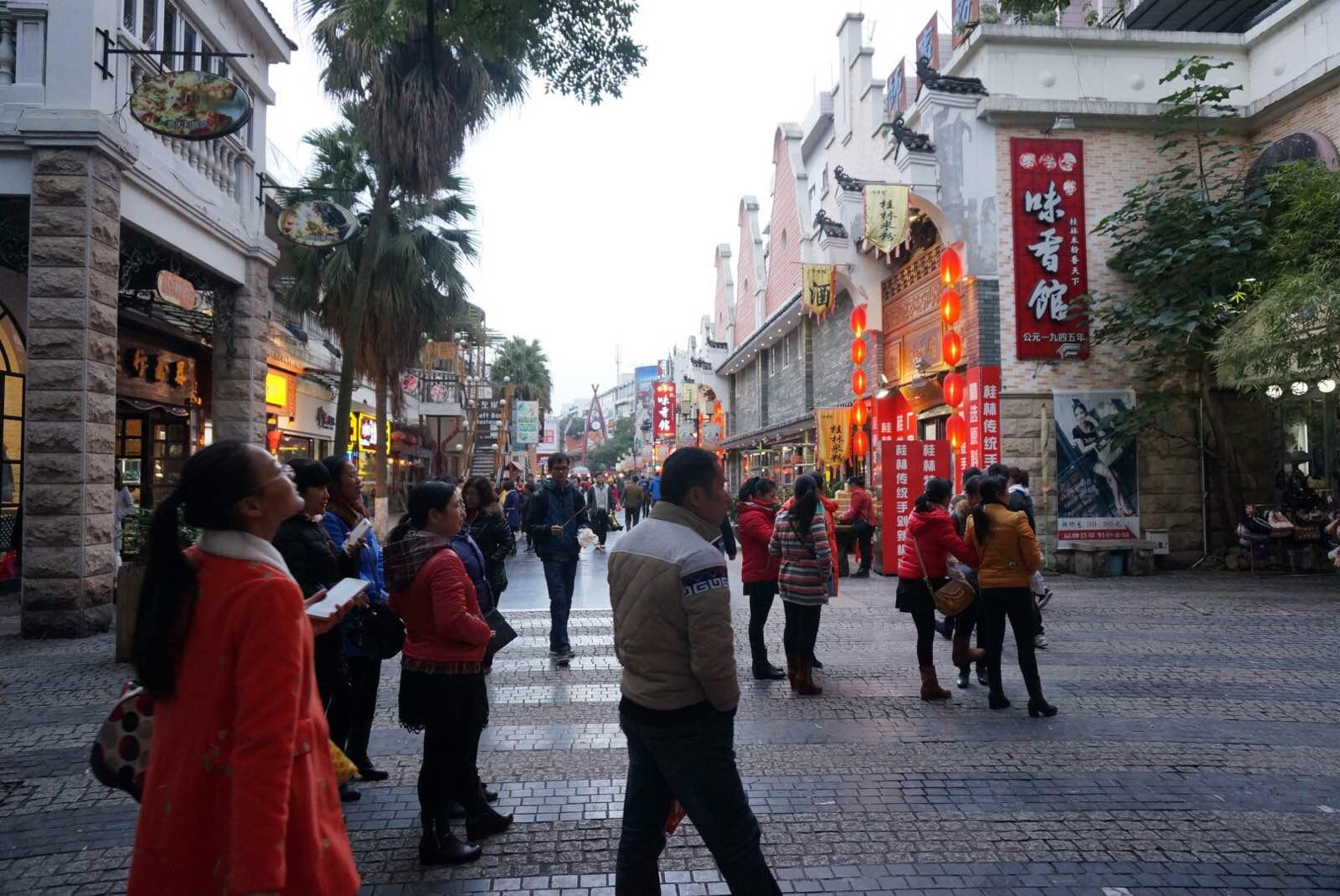 桂林步行街精神病女子图片