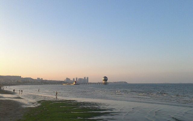 傍晚的烟台大学海边.