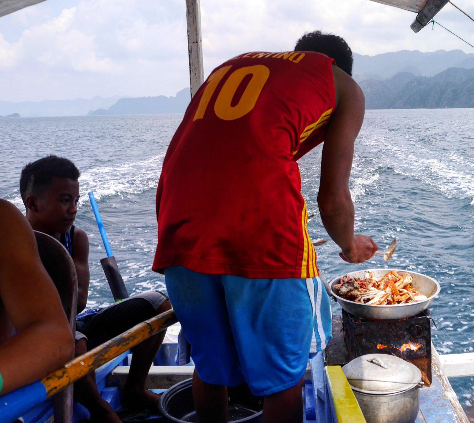 船长做饭的背影. 巴拉望