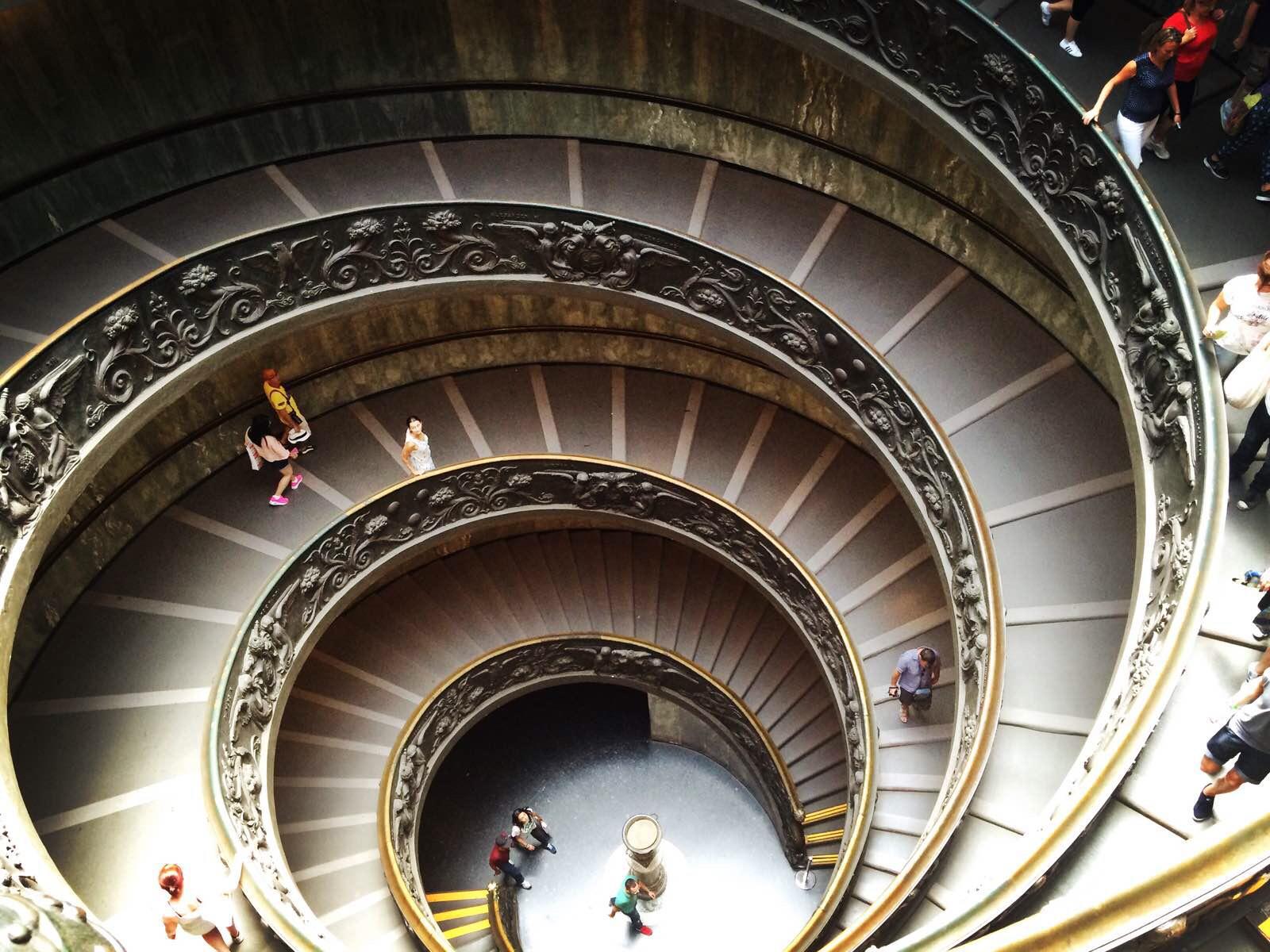 这就是图片上出现最多的旋转楼梯!满满的赞叹,设计者多么独具匠心!