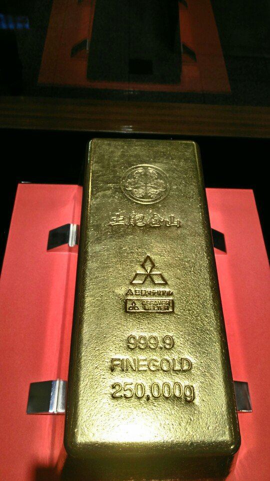镇馆之宝是世界上最大的重达250kg的9999金块. 上面12.5kg,62百万元.