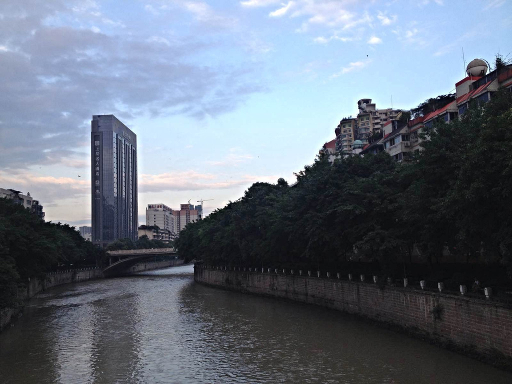            站在桥头左顾北门大桥