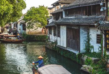 苏州周庄一日游【日夜双船（含门票+摇橹船+游船票）水乡之旅】【严选优秀导游，天天发班，日夜双景体验，当天13点前下单，随定随走。】