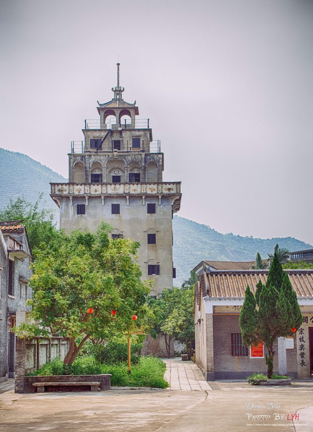 葱郁的村中,美丽的碉楼,这样和谐共生.