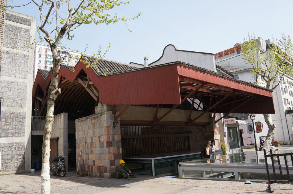 南宋御街 王澍带着学生做的改造,看了下交通还算方便,就选择了街上的