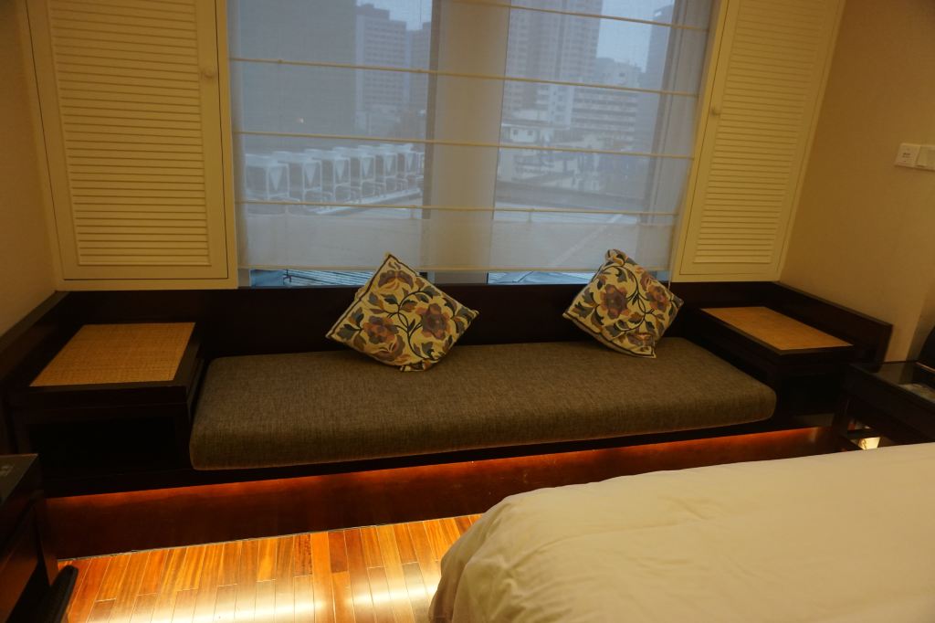 软榻是君亭的特色,坐在软榻上看窗外的风景,展开一片更大的世界