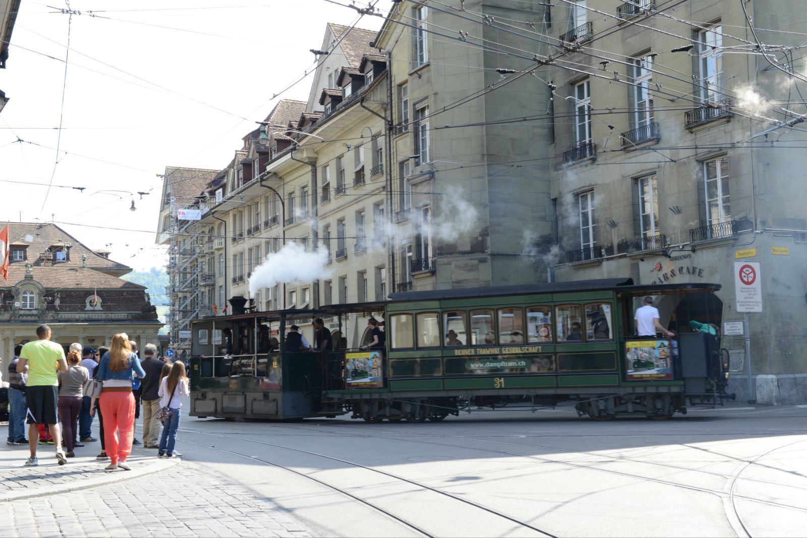 老城里不时有有轨电车开过,街角还看到了蒸汽小火车 伯尔尼