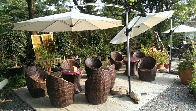 茶座 上面有美观的遮阳伞,可防不了蚊子苍蝇呀,不过环境给人的感觉