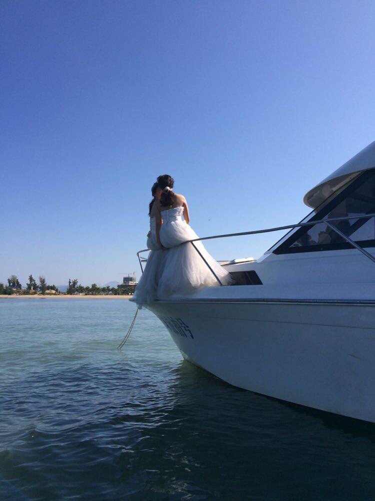 姐妹最爱,老婆和她妹妹跑到酒店沙滩上的游艇拍照(收费的,酒店内的