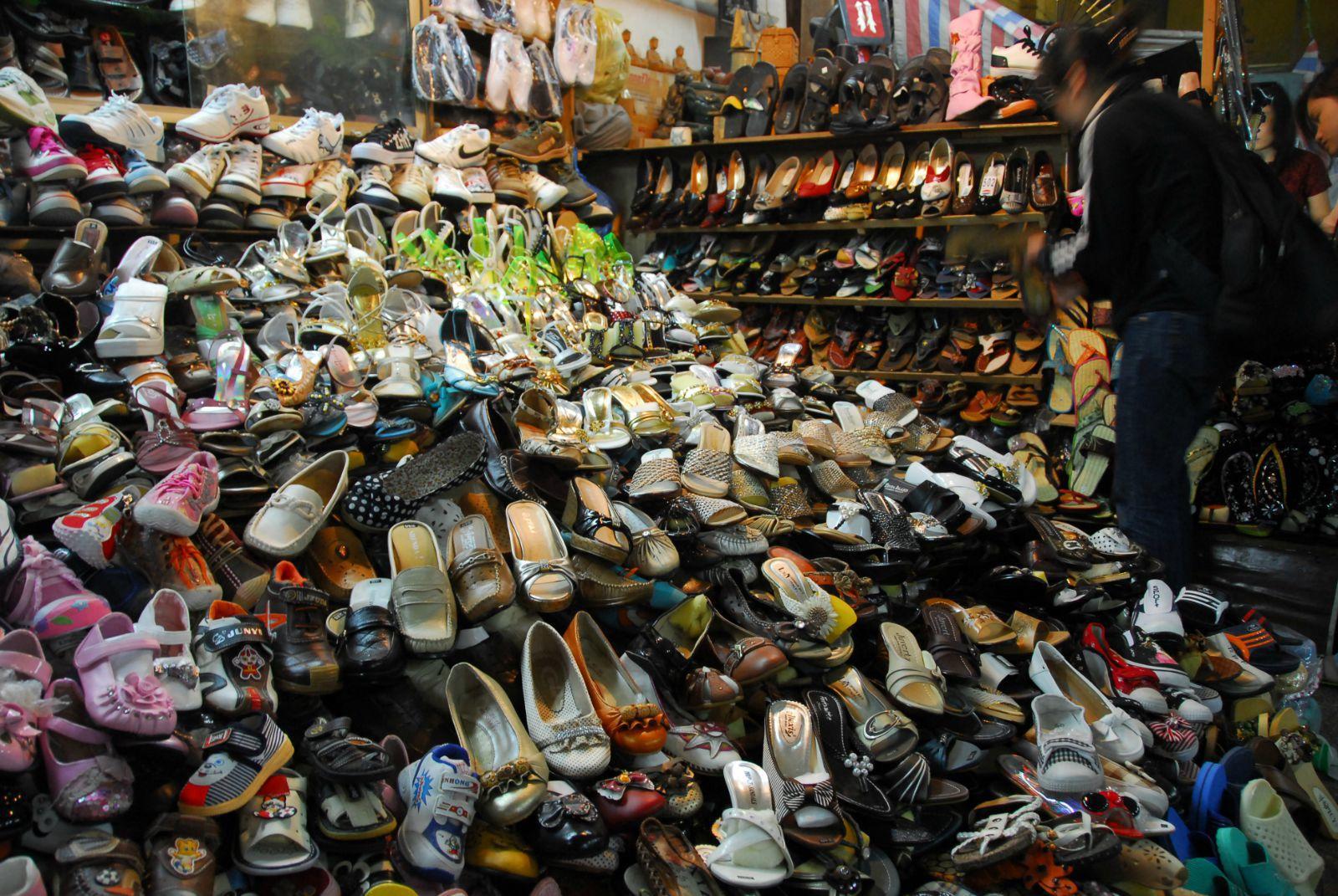 摊主就是有能力在那么一堆鞋里帮你找到另一只 河内