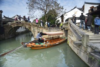 苏州周庄一日游【含环镇水上游  无强制消费 古城内上门接】【价格实惠的线路，乘画舫环镇水上游，欣赏古镇全貌。】