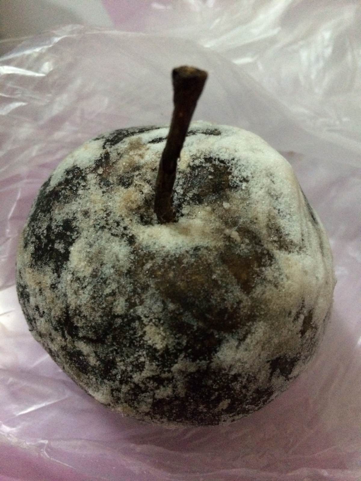 冻梨吃不惯.但尝试总是必须的. 雪乡