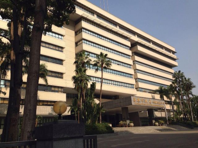 面包店对面就是市政府 高雄市政府