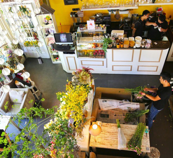 初见鲜花咖啡店,鲜花与咖啡的结合,环境很适合拍照,一进屋满是花香.