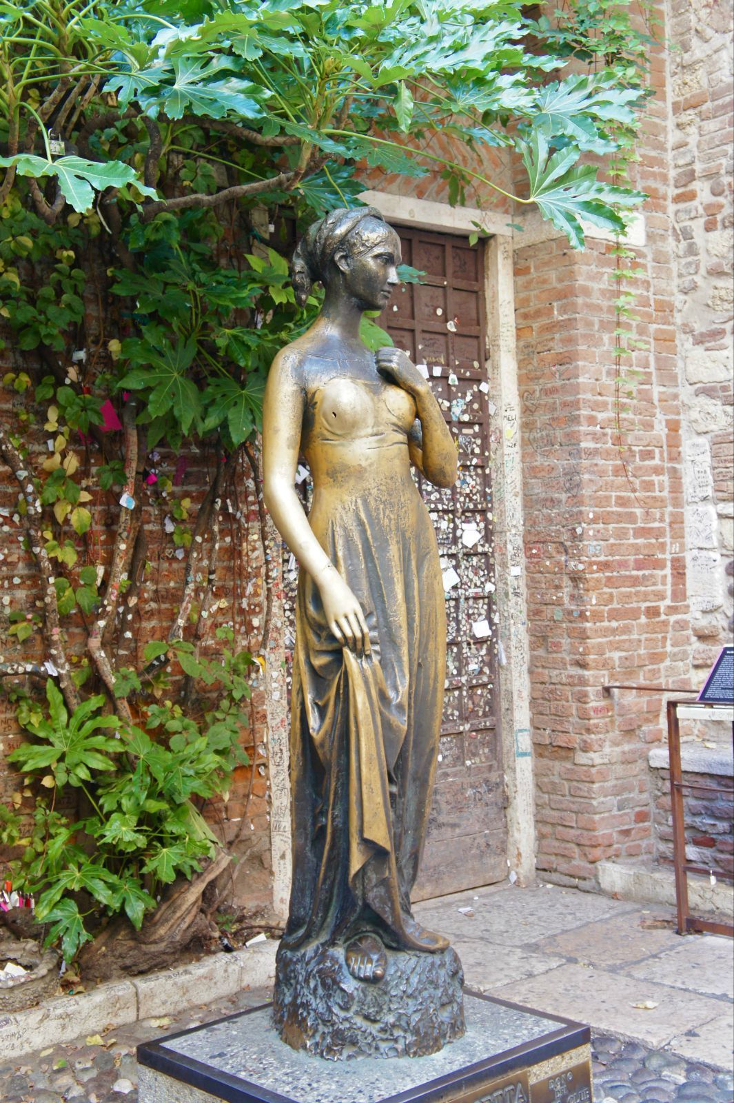 朱丽叶虽然已经化为一尊婀娜多姿的青铜塑像,仍在守望着那份忠贞不渝