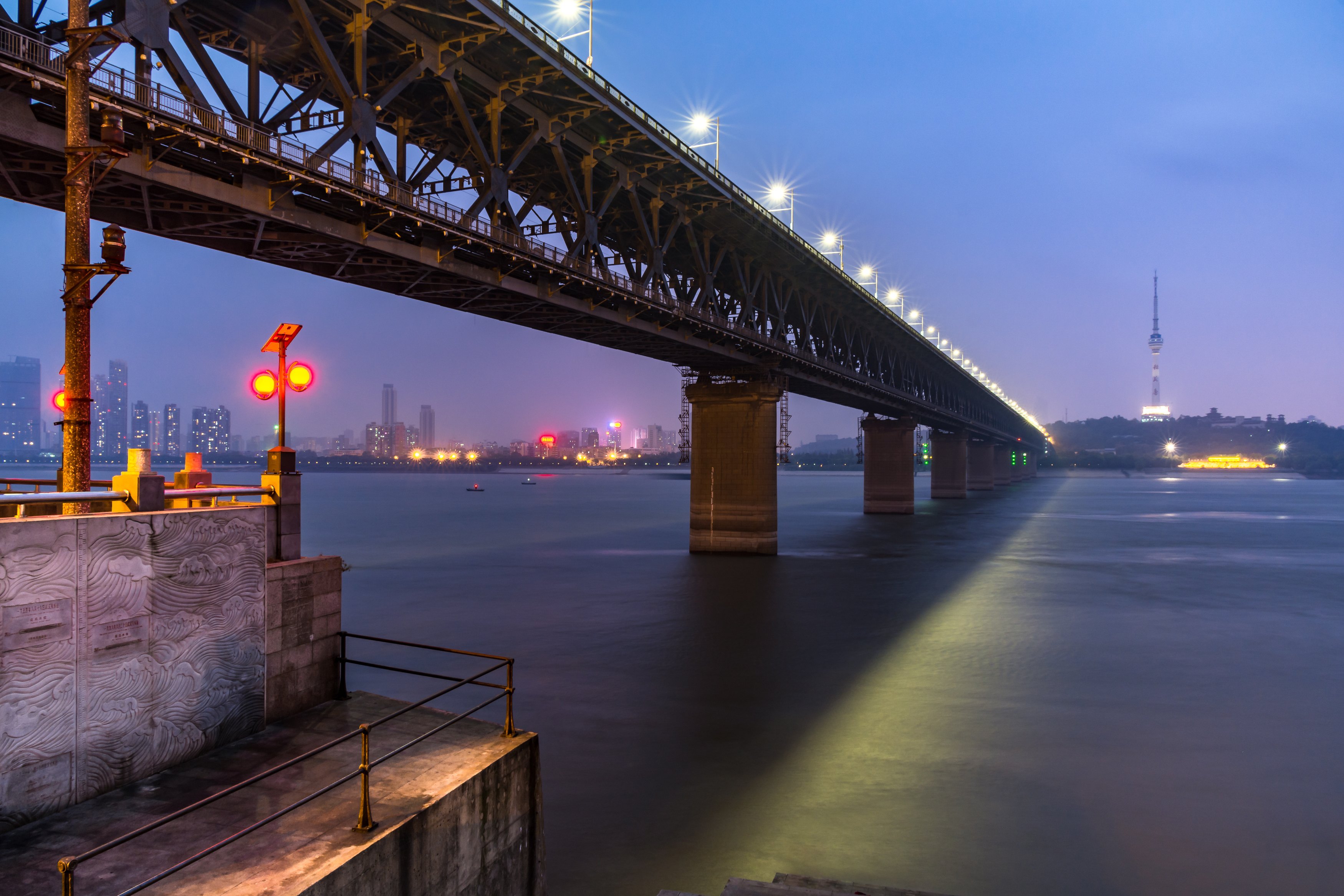 【武汉长江大桥】武汉长江大桥,是长江上修建的第一座桥梁,也是武汉市