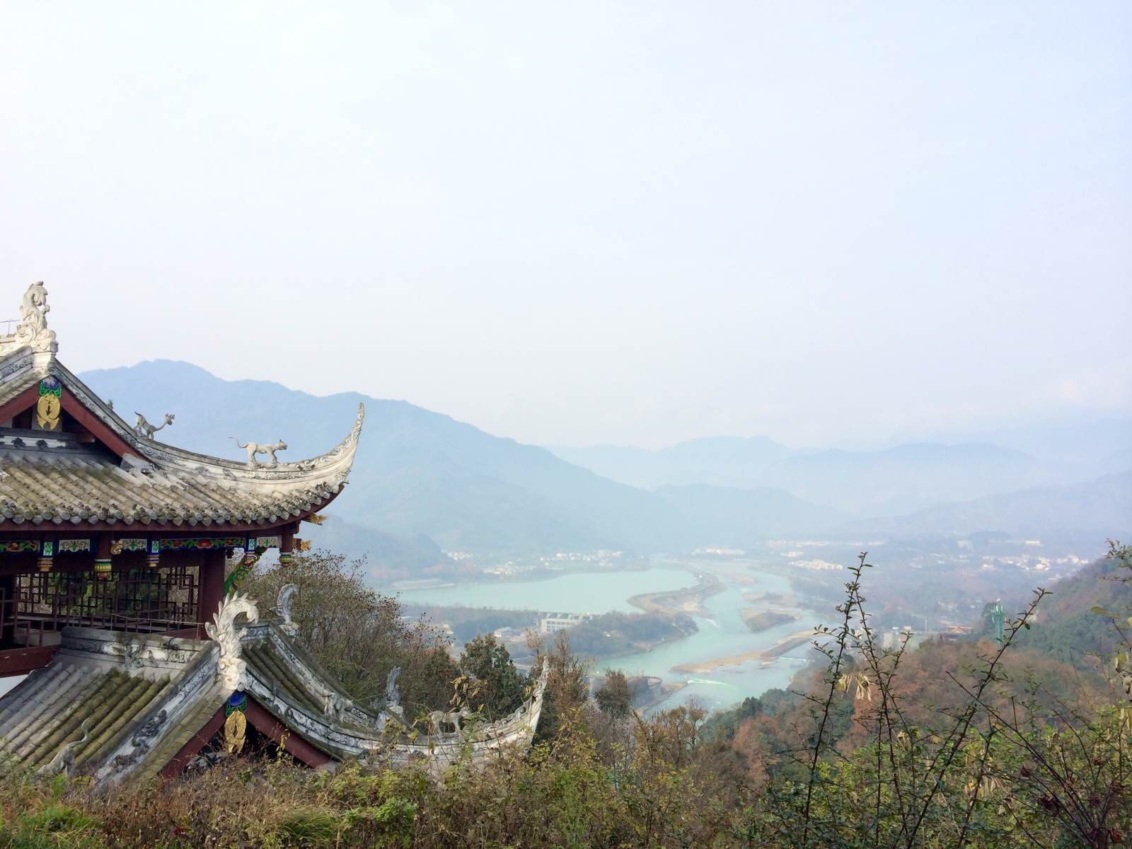 今天的行程跟團,團購198元/人,3景點:都江堰,青城山,街子古鎮.