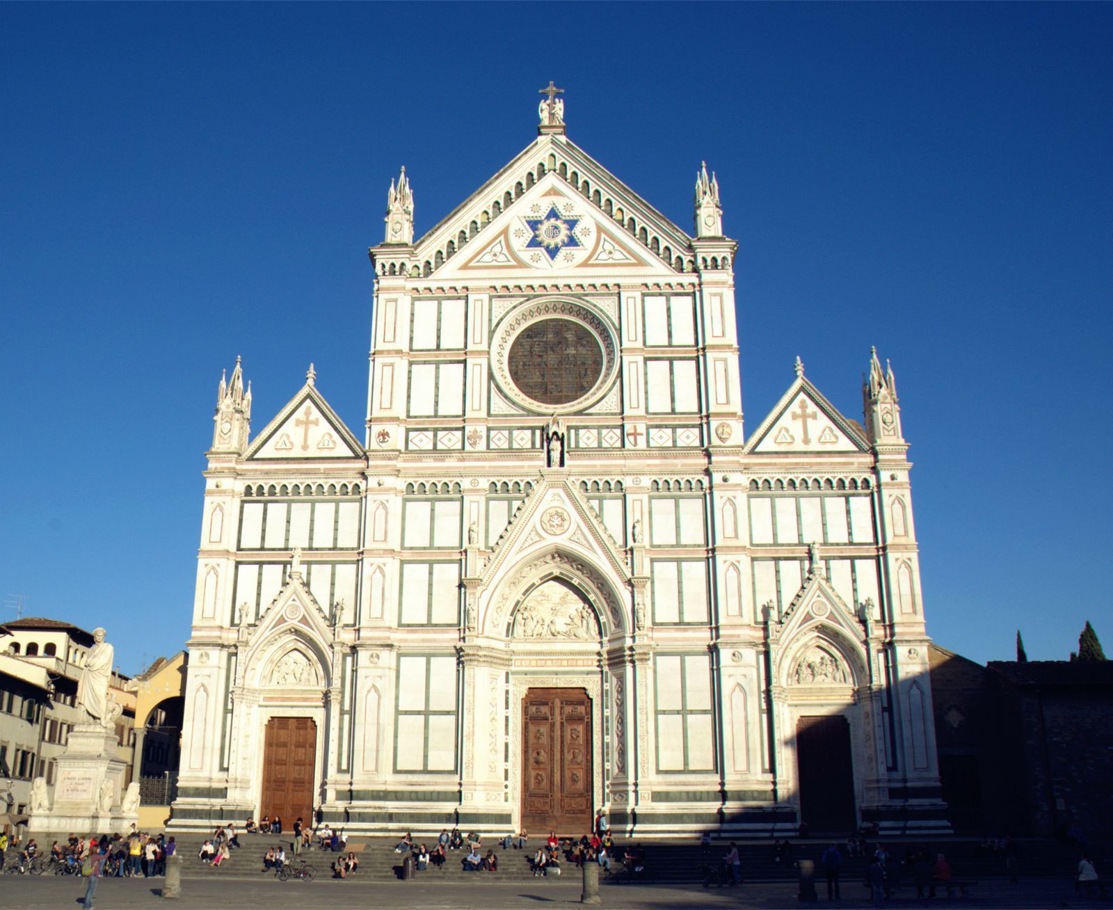 跟新圣母大教堂同出一辙的外观 佛罗伦萨圣十字广场