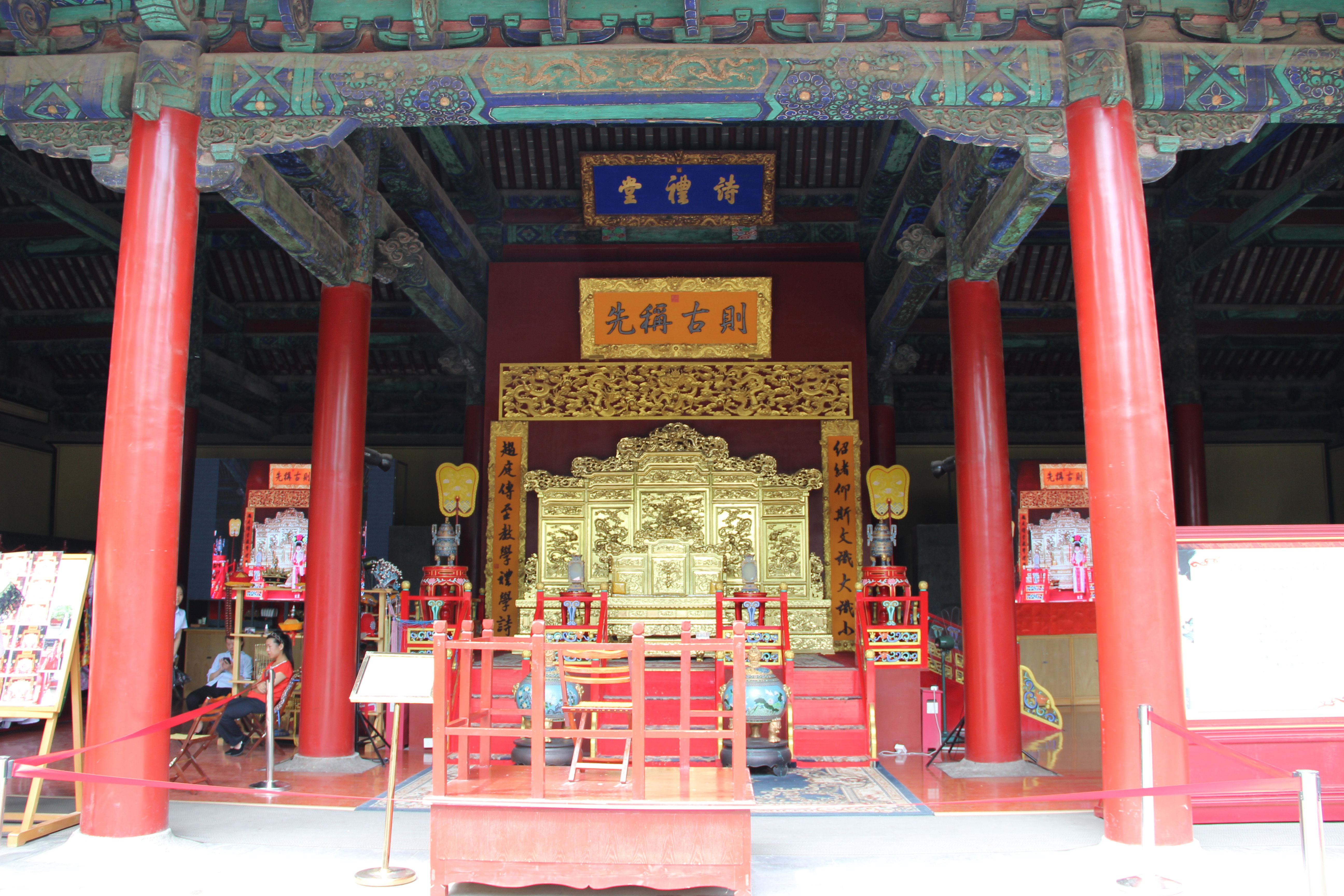 诗礼堂内有著名雕刻家石可先生刻制的仿汉画石刻"圣迹图".后院是