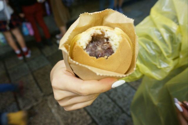 紅豆餅,其實就是國貿地鐵口賣那個臺灣紅豆餅 九份