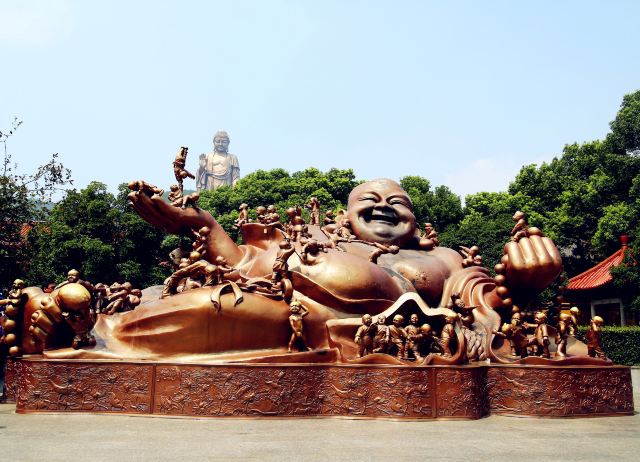 百子戏弥勒,雕塑的每个细节都栩栩如生.