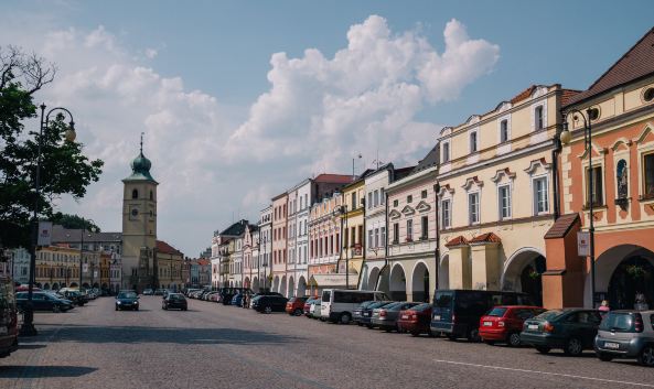 <p>Smetana位于捷克利托米什尔，这个广场非常适合作为小镇的旅游起点。广场是沿着昔日的贸易线路与市场建造的。两边都是老建筑，是很适合发呆休息的地方。</p>
