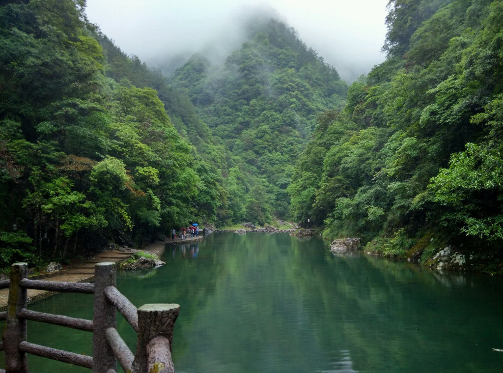 《铜铃山印象》 云雾轻笼山秀奇 烟雨如梦洗尘心 蛟龙吐练潭凝碧 江南