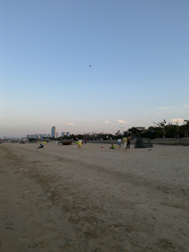 傍晚的烟台大学海边.