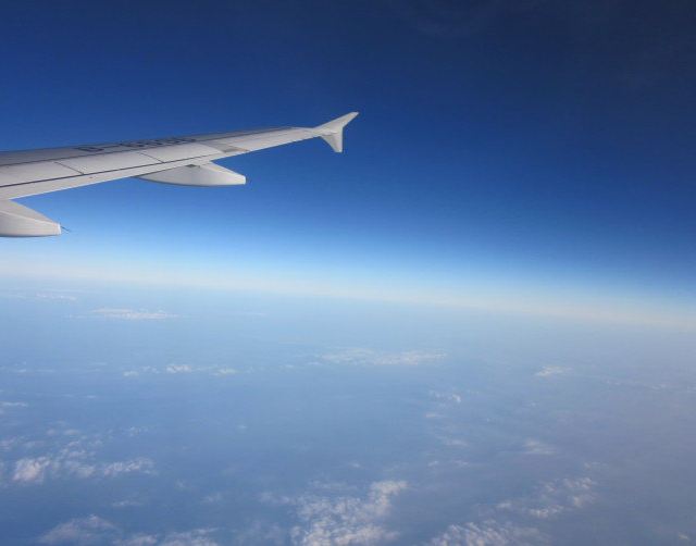 朵朵白雲在腳下,真有一種神仙架雲的感覺,哈哈…… 東方航空飛機